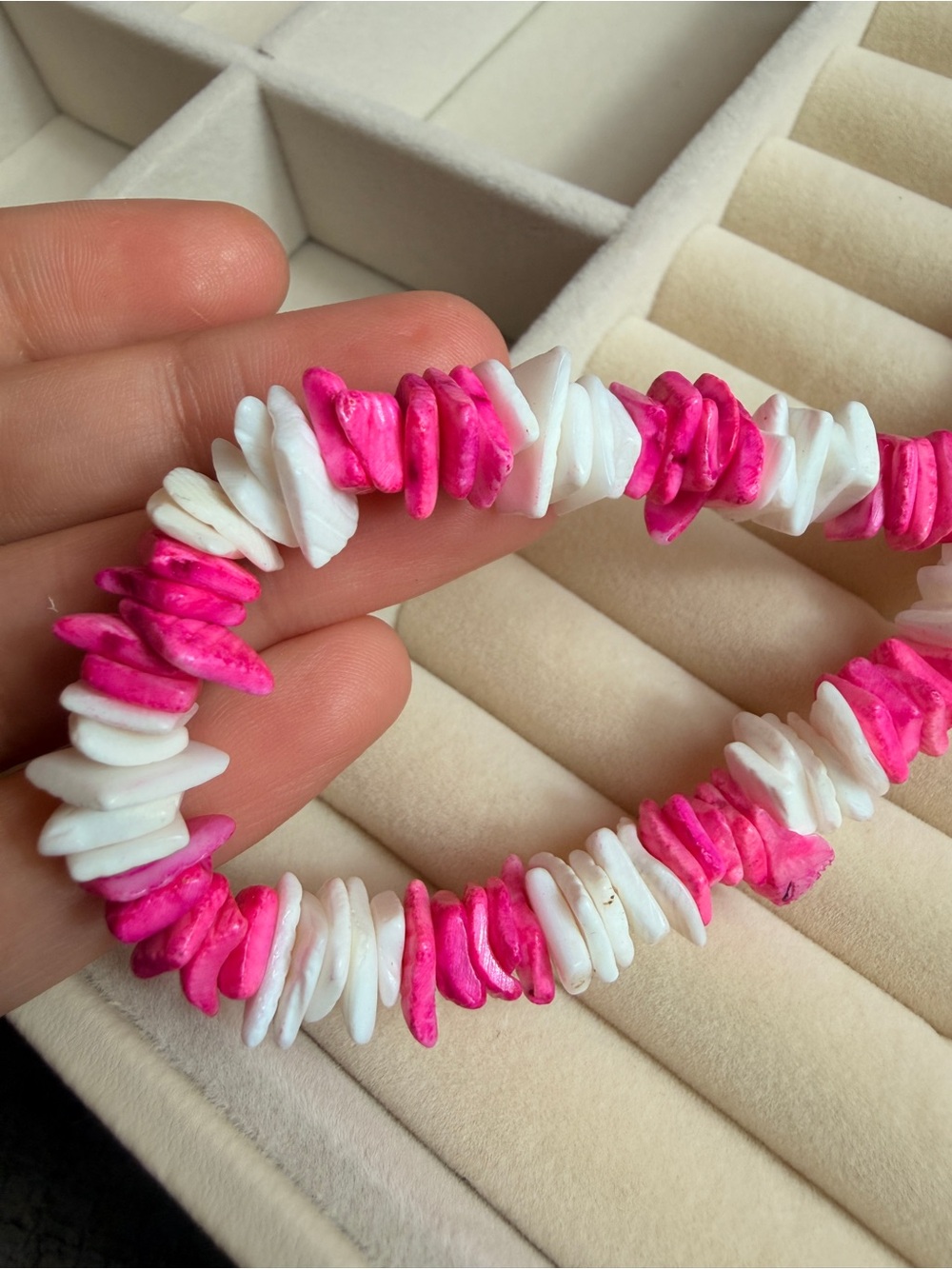 VINTAGE WHITE AND PINK PUKA SHELL NECKLACE with BARREL CLASP - Picture 5 of 5